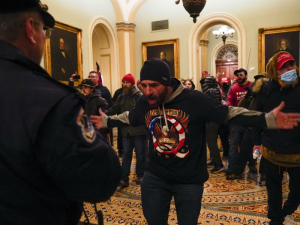 В Вашингтоне полиция три часа отбивала Капитолий у демонстрантов