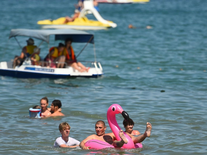 В Анапе запретили купаться в море на матрасах