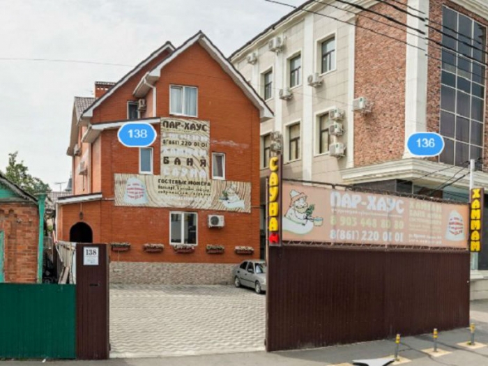 Власти Краснодара через суд хотят добиться сноса незаконной гостиницы с баней на улице Красных Партизан