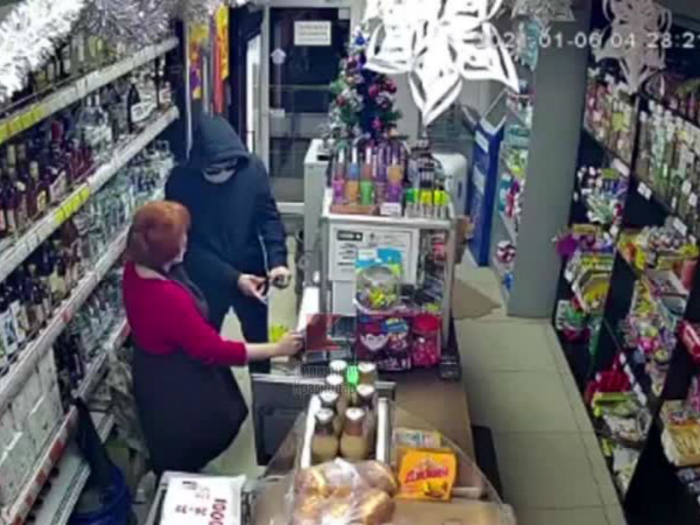 В Краснодаре неизвестный с гранатой ограбил продуктовый магазин