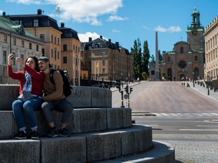 Эксперты увидели плюсы в отказе Швеции от карантина