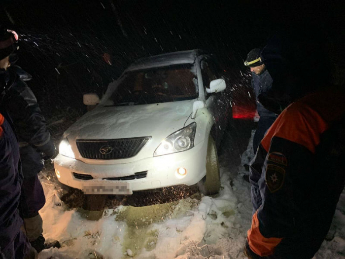 Под Геленджиком спасли застрявших на дороге в снегопад женщину с ребенком