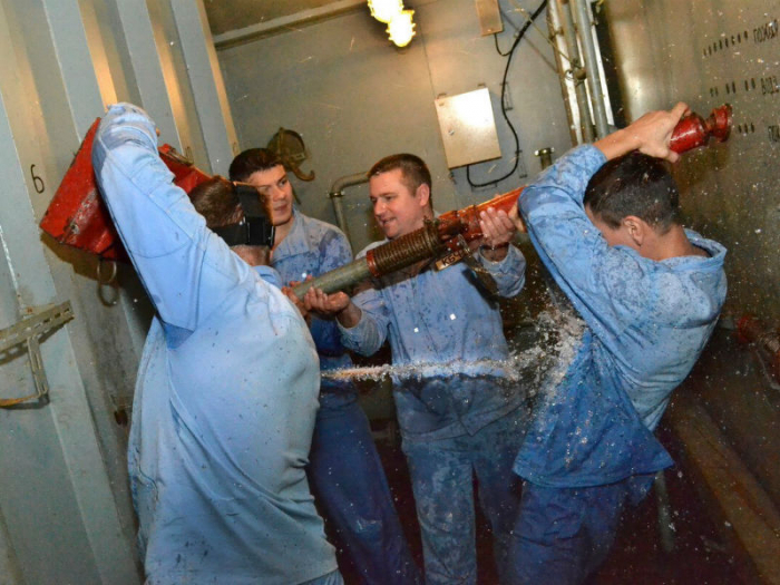 В Новороссийске моряки во время учений ликвидировали пробоину в корпусе корабля