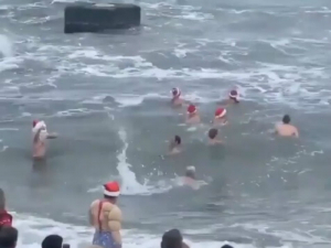В Сочи группа Дедов Морозов устроила заплыв в море