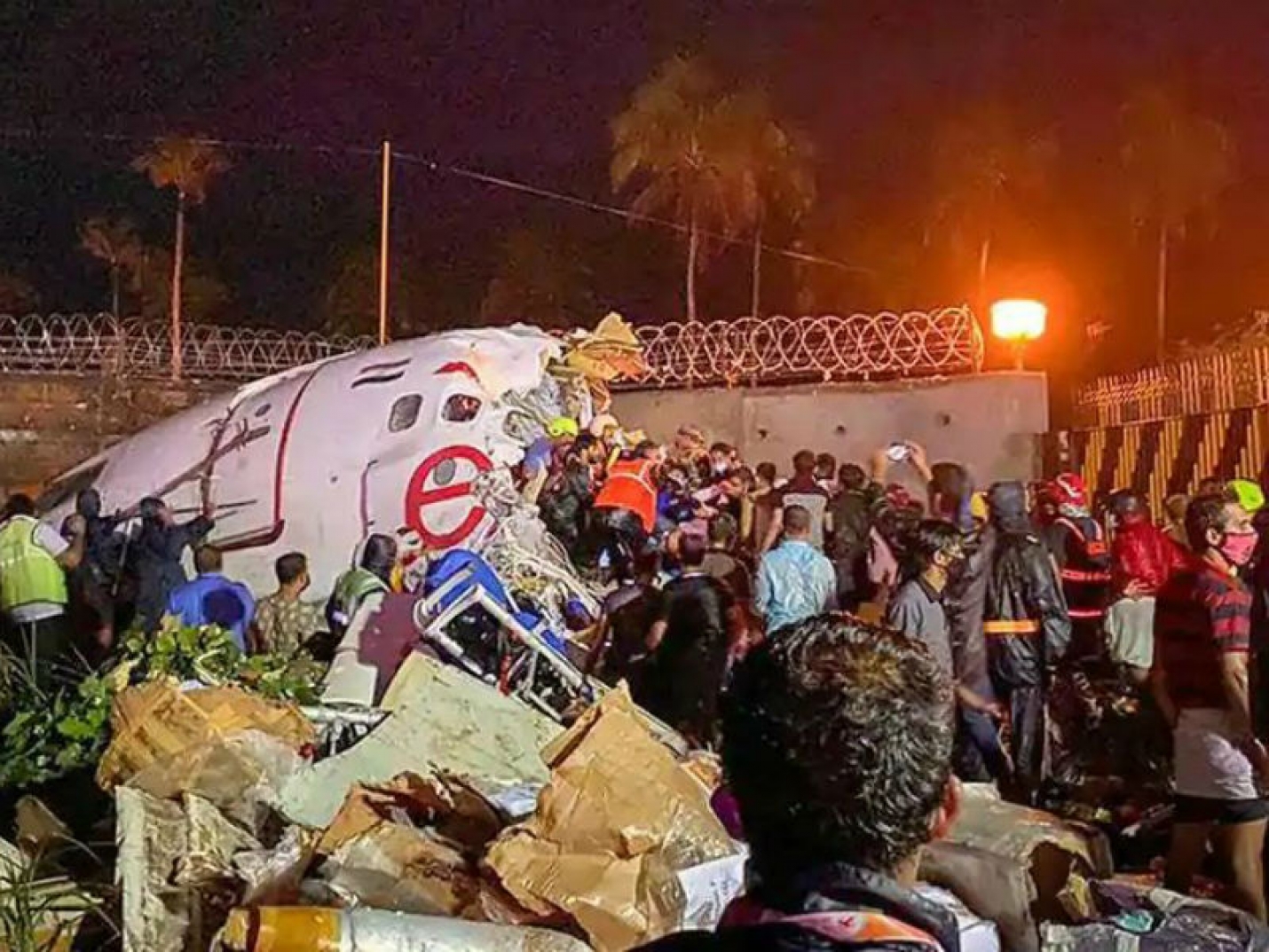Число погибших при жёсткой посадке самолёта в Индии увеличилось до 20