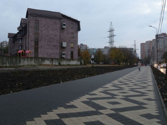 В Краснодаре на месте гаражного кооператива сделали тротуар с велодорожкой