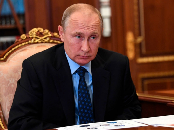 Путин предложил проводить в школах мероприятия по изучению Конституции