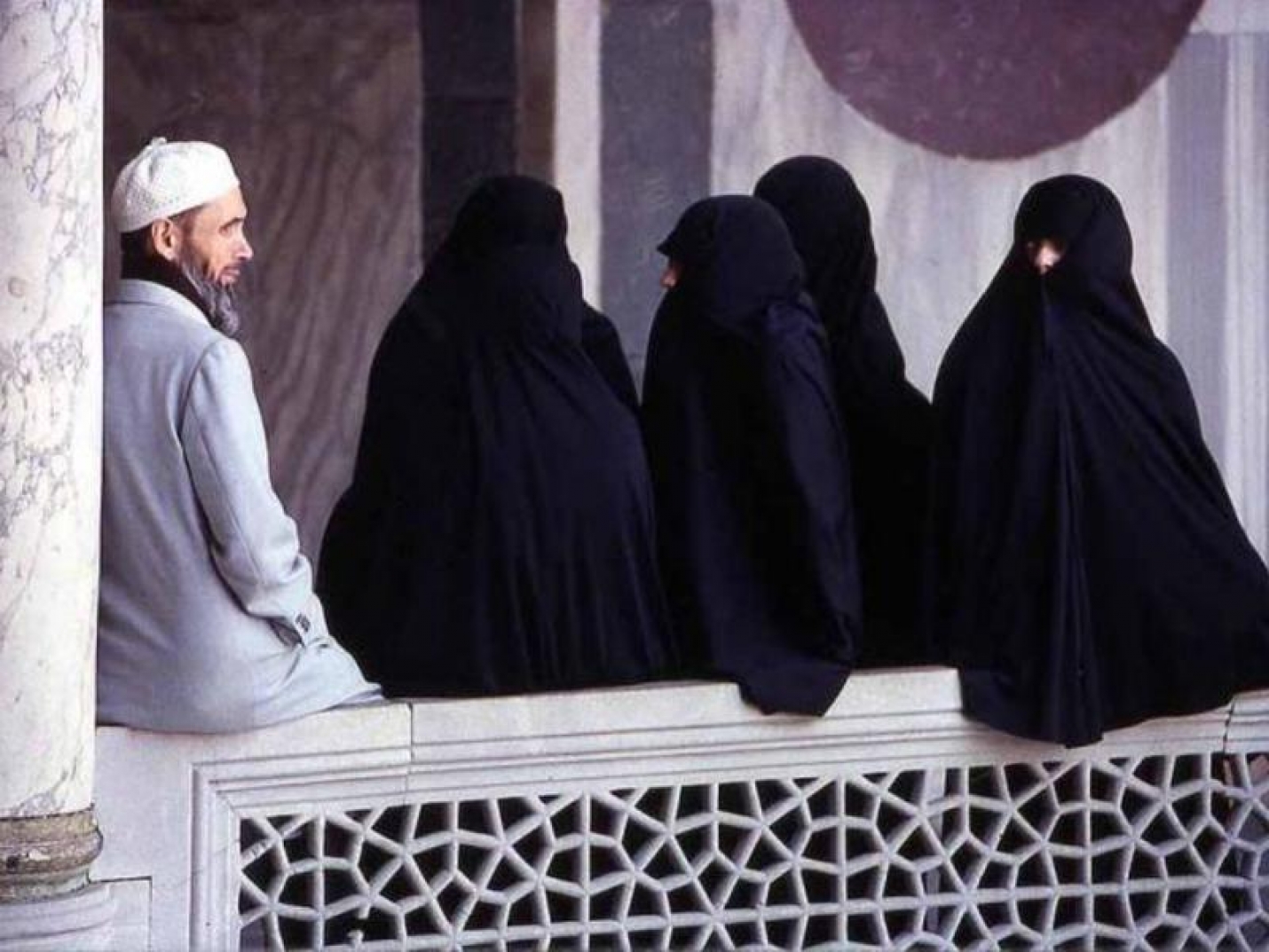 Мусульманских волосатые. Многоженство. 4 Жены в Исламе. Многоженство у мусульман. Мужчина и женщина в Исламе.