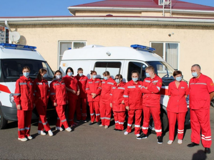 В Краснодарском крае службе скорой помощи передали новые машины