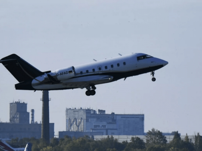 Самолет с Навальным на борту прибыл в Берлин